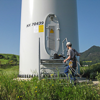 Mitarbeiter energieprofile Ingenieurbüro GmbH & Co. KG Memmingen betritt eine Windkraftanlage