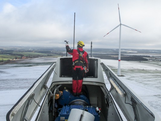 Prüfung Turbine Windkraftanlage WEA durch Stephan Glocker energieprofile Memmingen Tirbinedach eines Windrades im Winter