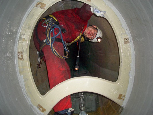 Prüfung Windkraftanlage WEA durch Stephan Glocker energieprofile Memmingen im Inneren eines Windrades