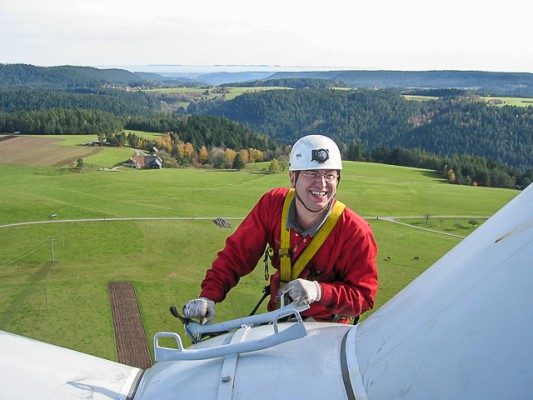 Prüfung Windkraftanlage WEA durch energieprofile Memmingen Porträtbild Stephan Glocker oben auf Turbine eines Windrades