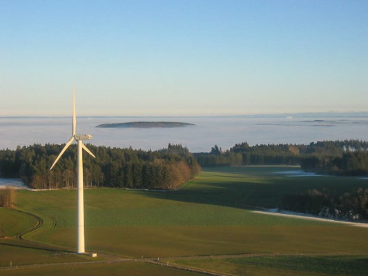 Prüfung Windkraftanlage WEA energieprofile Memmingen Windrad mit Nebelmeer im Hintergrund